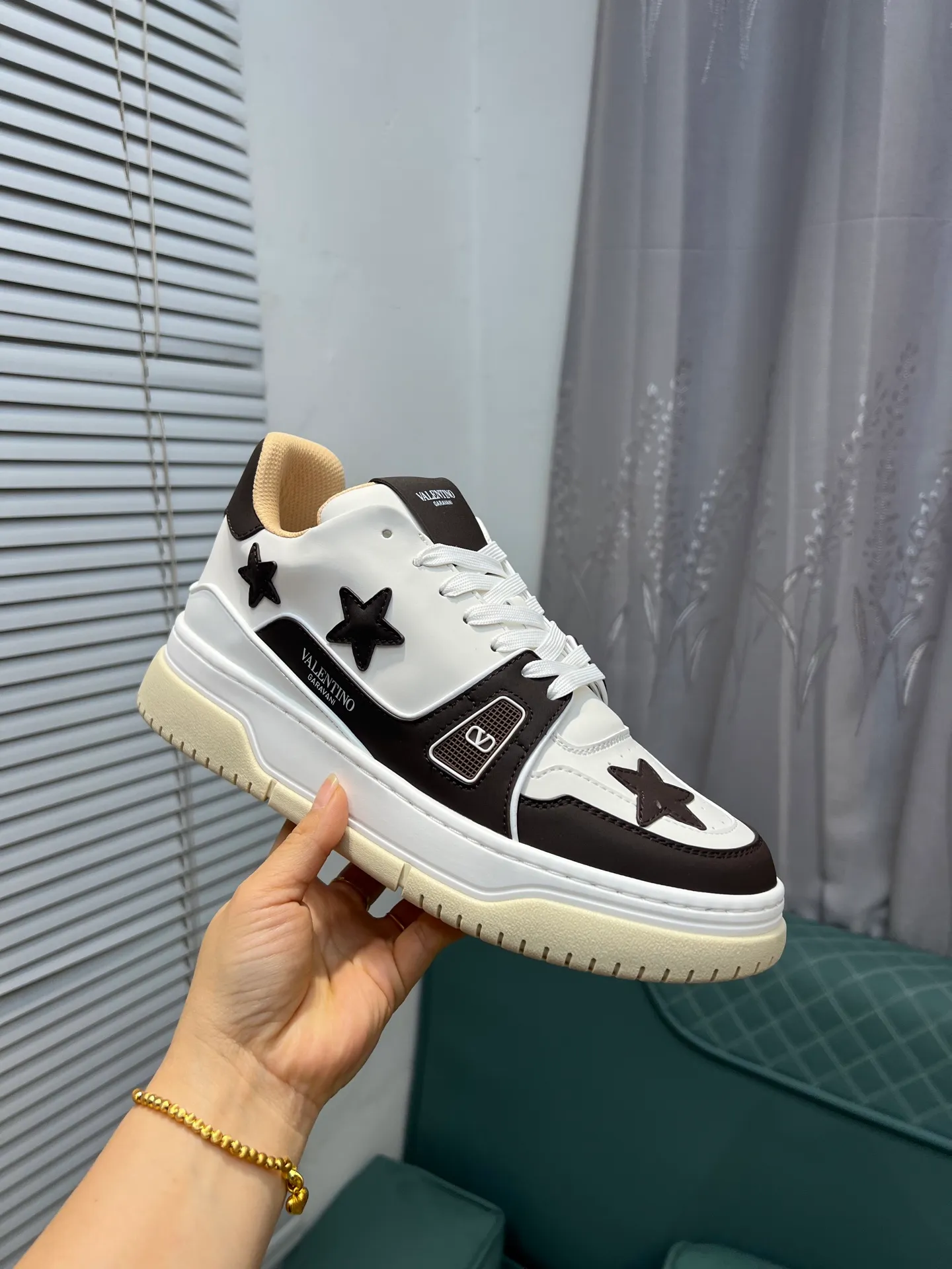 Men's Men's Shoes 💰660 Valentino 2023 early autumn new star shoes are now online! Wang Hedi and Ren Jialun have been worn by many celebrities. Who can refuse the same couple shoes as Wang Hedi! The design of Stars Stab My Heart is cool and spicy. The material of the shoes is cowhide, and every color is beautiful! Size 35-40, men’s size 39-44 (women’s 41, men’s 38, 45🉑️customized)